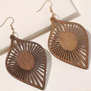 🌺 🌺 🌺   Beautiful Boutique  Large Lightweight Wooden Earrings